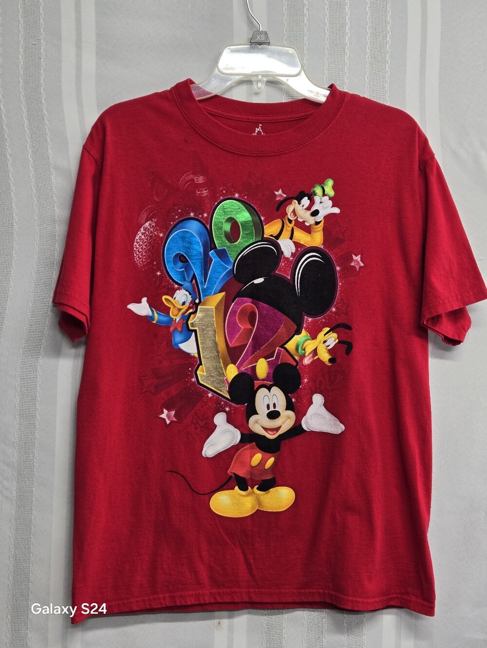 WALT DISNEY BEAUTIFUL RED T SHIRT SIZE MEDIUM